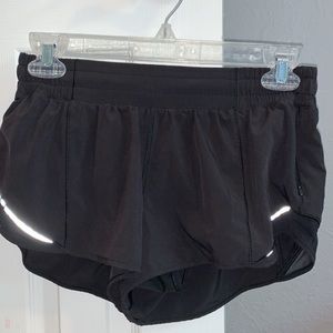 lululemon hotty hot 2.5 inch shorts